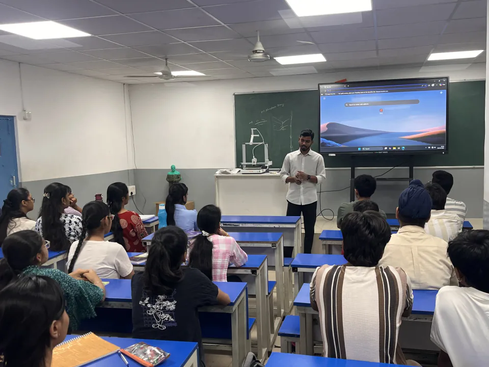 Full classroom during a 3D printing workshop